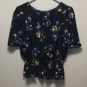 Premise cropped top size small in excellent condition. 🌻